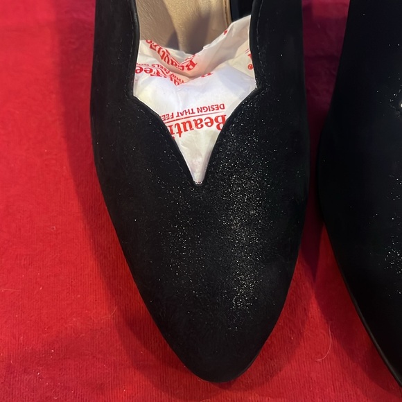 BeautiFeel Black Scalloped Heels - Picture 4 of 8